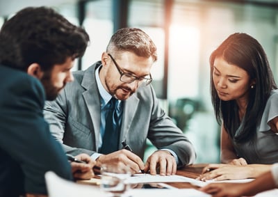Consejo de Administración analizando informes de Due Diligence de Talento y gestión de riesgos en la selección de directivos.