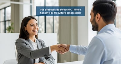 Representación visual de un proceso de selección humano y digitalmente eficiente, simbolizando el vínculo entre el trato al candidato/a y la cultura empresarial. El foco está en la experiencia del candidato, el Employer Branding y la atracción de talento a través de la transparencia y el respeto.