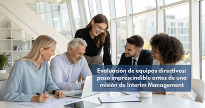 Un equipo directivo diverso colaborando en una mesa, representando la importancia de la evaluación previa en el Interim Management para la alineación y el éxito.
