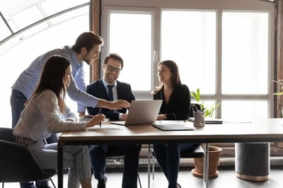 Comité de dirección industrial evaluando competencias de liderazgo ante la transformación con inteligencia artificial