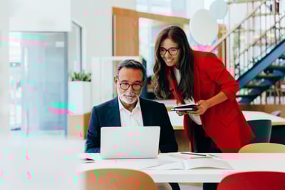 Directivo de Interim Management asesorando a propietaria de empresa familiar sobre plan de sucesión estratégica.