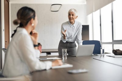 Interim manager mentorizando al equipo y asesorando en la toma de decisiones