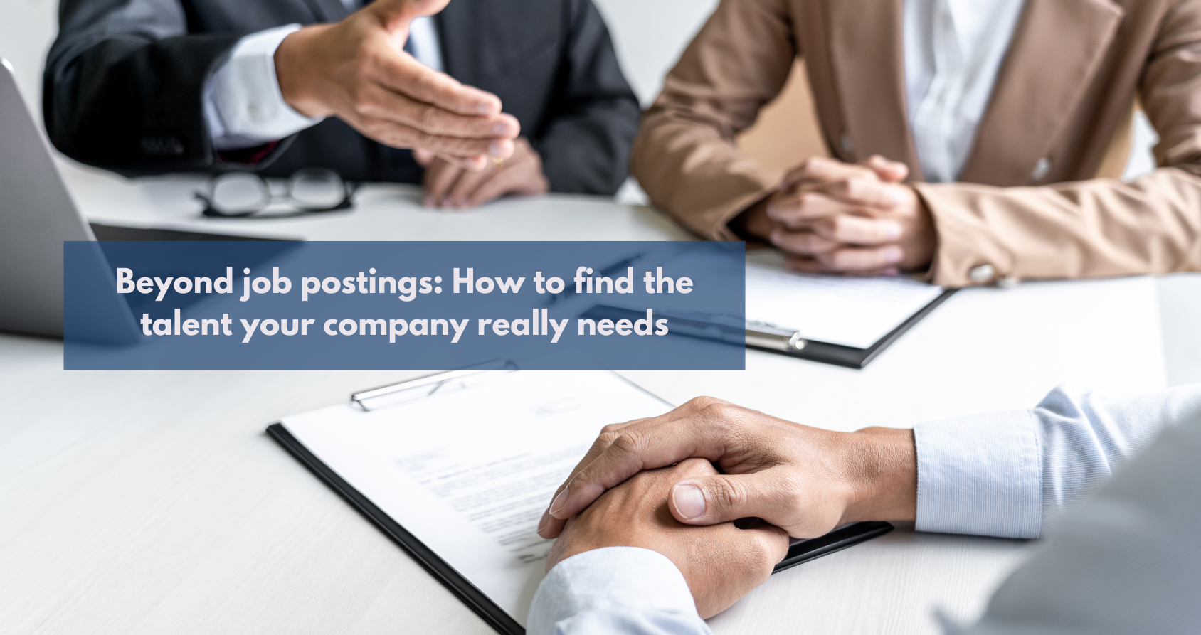 Image that represents the strategic search for qualified talent, with elements that suggest innovation and business growth, highlighting the importance of going beyond traditional job offers.