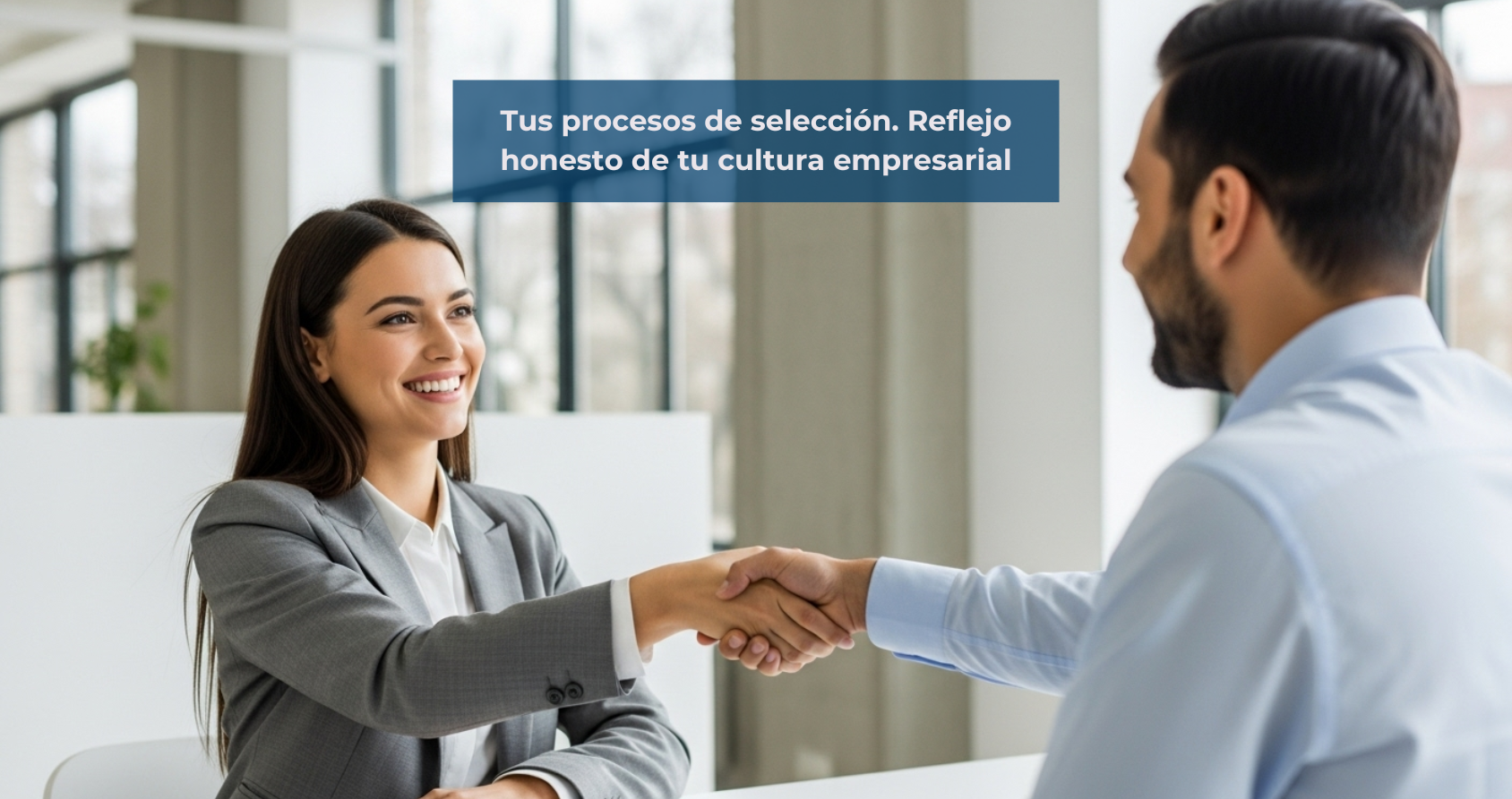 Representación visual de un proceso de selección humano y digitalmente eficiente, simbolizando el vínculo entre el trato al candidato/a y la cultura empresarial. El foco está en la experiencia del candidato, el Employer Branding y la atracción de talento a través de la transparencia y el respeto.