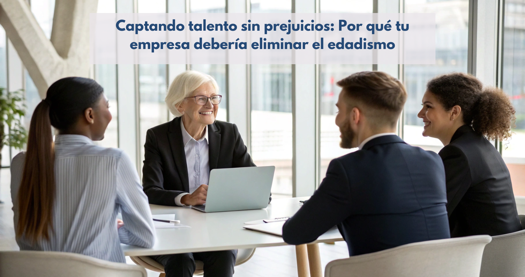 Profesional sénior en una entrevista de trabajo con equipo diverso. Inclusión generacional y talento sénior.
