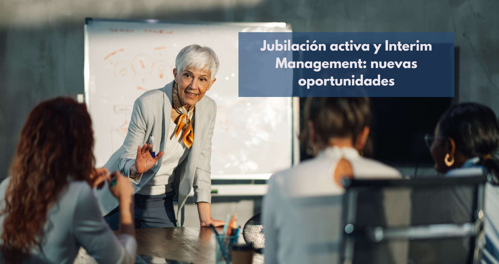 Ejecutiva sénior liderando una reunión, representando la continuidad profesional tras la jubilación gracias al Interim Management