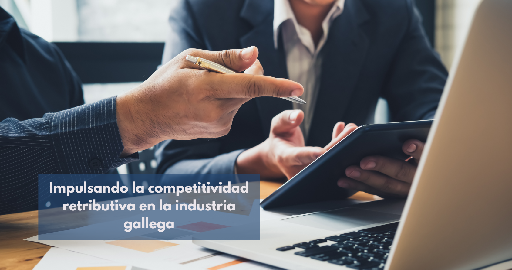 Imagen de un equipo de profesionales trabajando colaborativamente en un entorno industrial moderno, con gráficos que representan el crecimiento y la competitividad salarial.