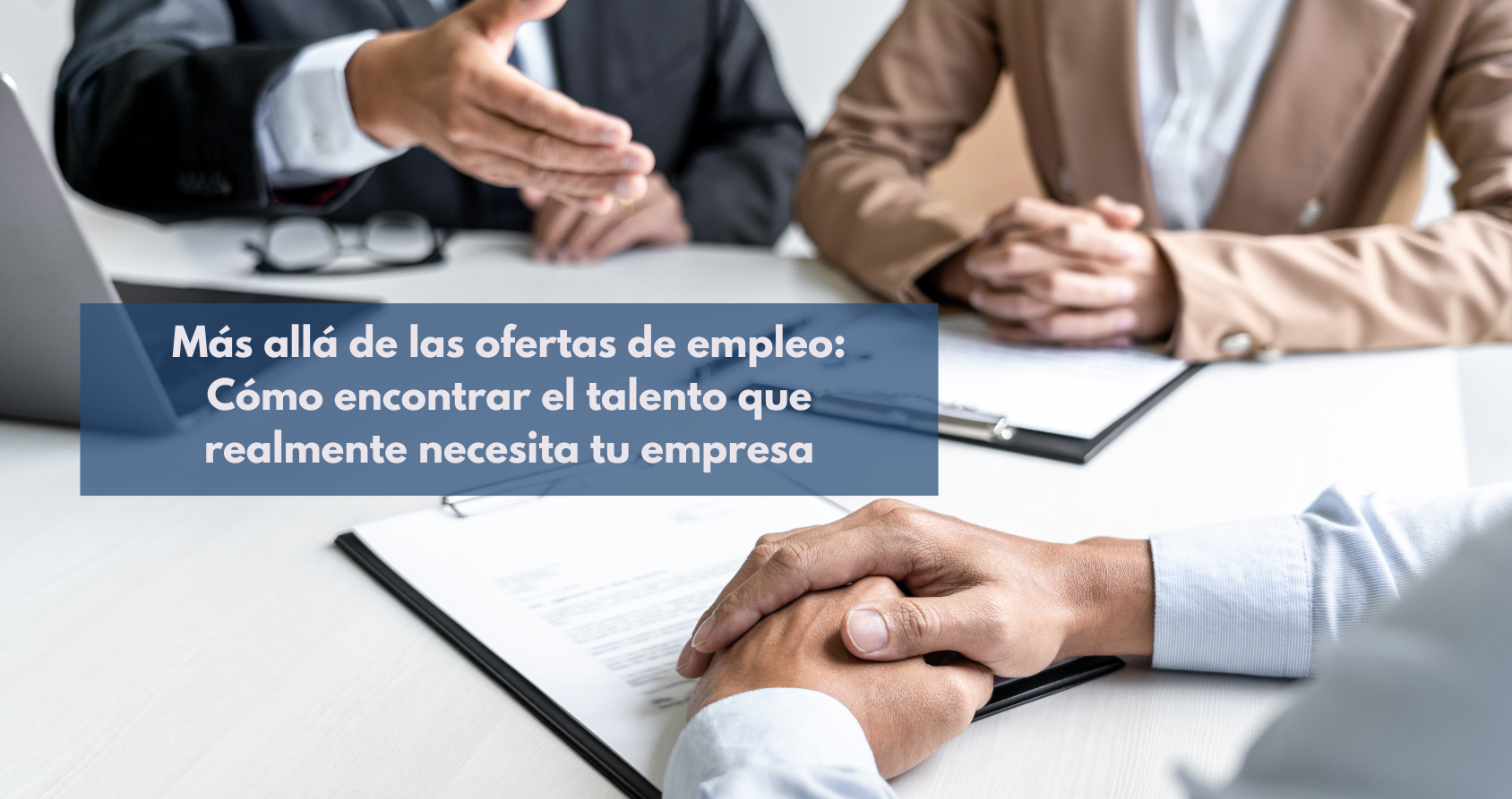 Imagen que representa la búsqueda estratégica de talento cualificado, con elementos que sugieren innovación y crecimiento empresarial, destacando la importancia de ir más allá de las ofertas de empleo tradicionales.