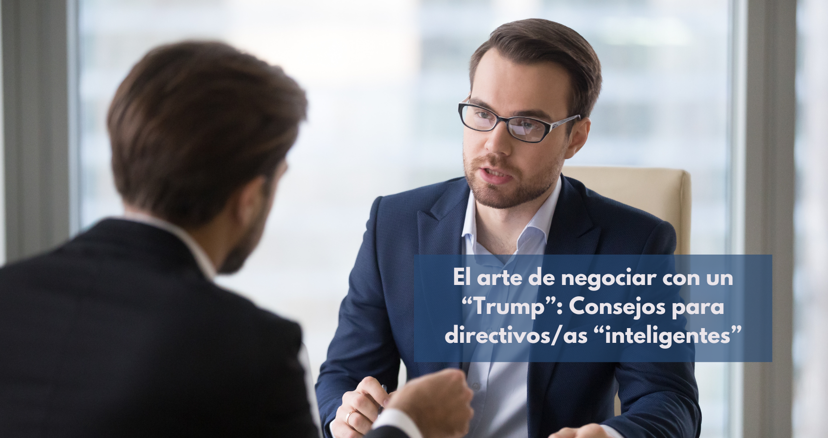 Imagen de una reunión de negociación tensa, con dos personas en lados opuestos de una mesa, enfatizando la importancia de la estrategia y la calma.