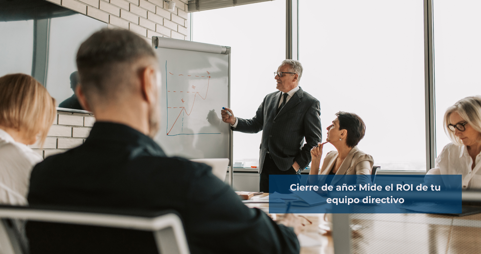 Reunión de equipo directivo analizando el ROI de sus inversiones en talento