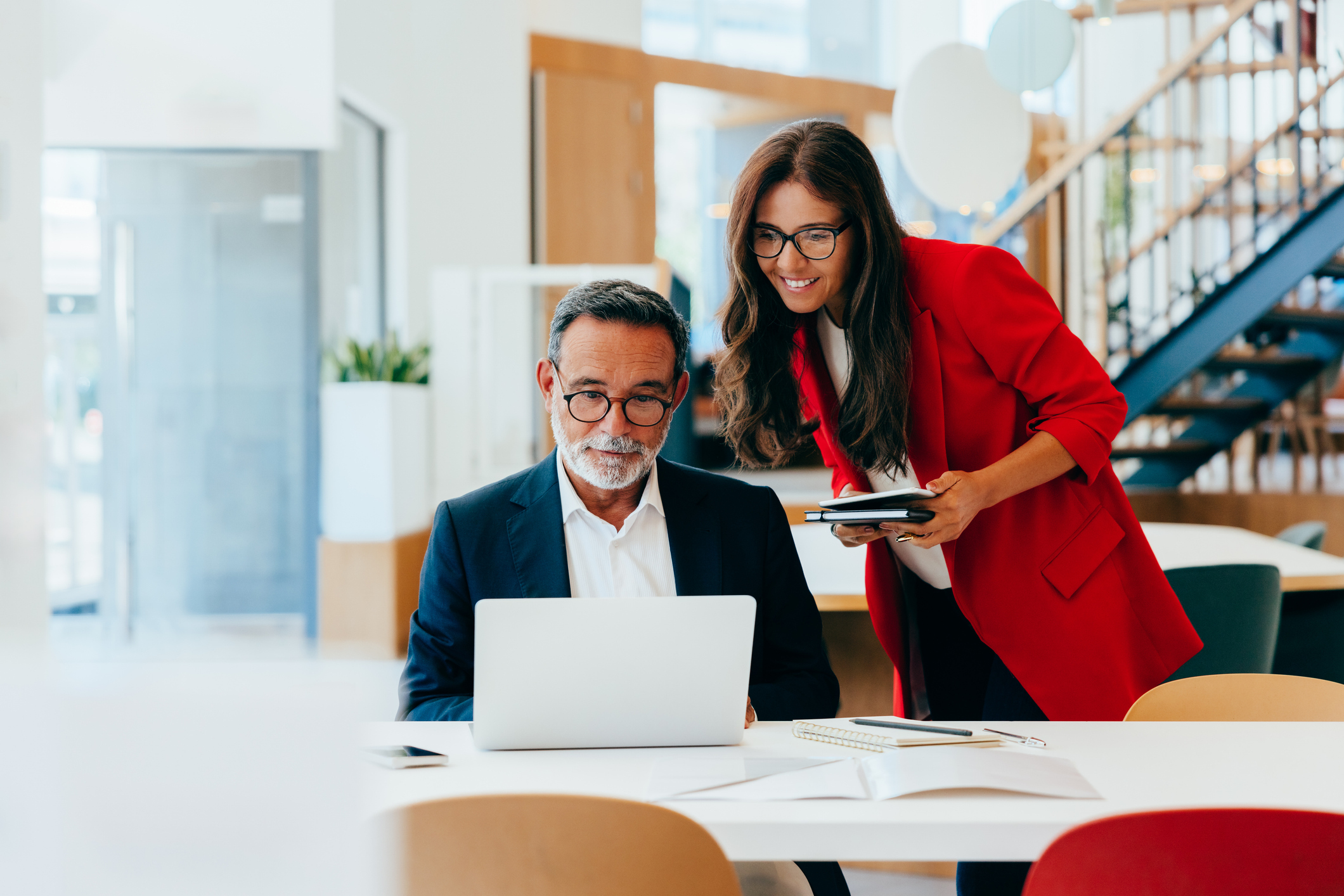 Directivo de Interim Management asesorando a propietaria de empresa familiar sobre plan de sucesión estratégica.